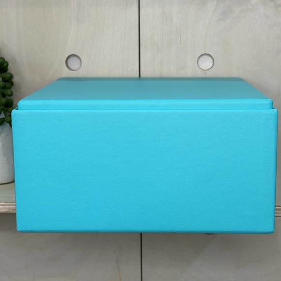 TIFFANY & COMPANY 8.5" Square Gift Box with Tissue and Protective Sleeve - Picture 7 of 10